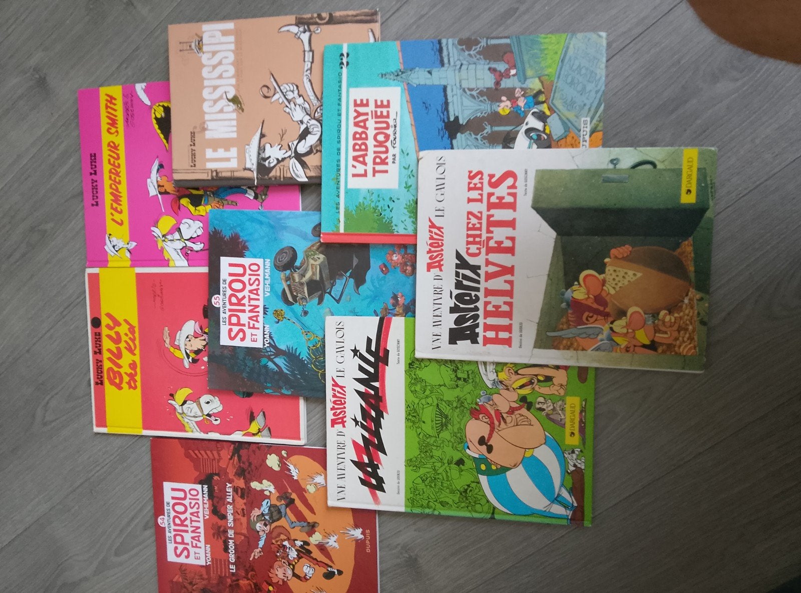 Lot de 8 bandes dessinées CARTONNÉES., Livres, Enlèvement, Utilisé