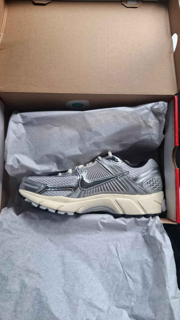 Nike Zoom Vomero 5 Gris Chrome 42.5, Vêtements | Hommes, Chaussures, Neuf, Enlèvement ou Envoi, Autres couleurs, Nike