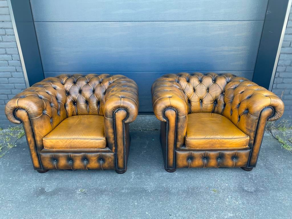 Twee Engels Chesterfield club zetels  goudbruin, Maison & Meubles, Fauteuils, Enlèvement ou Envoi, Comme neuf