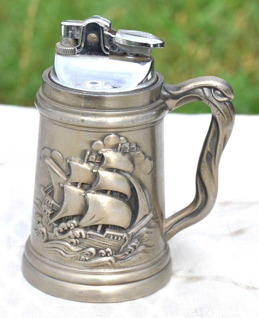 briquet de table forme chope style étain decor bateau, Enlèvement ou Envoi, Utilisé, Briquet