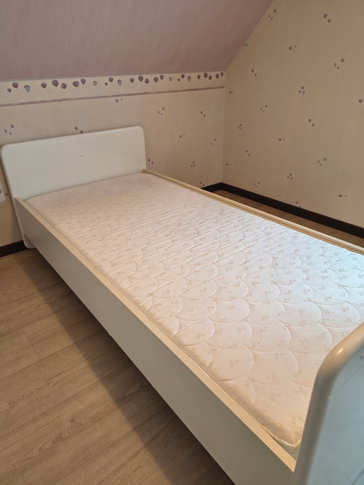 Baby meegroeibed met bijhorende kast, Kinderen en Baby's, Kinderkamer | Bedden, Ophalen, Lattenbodem