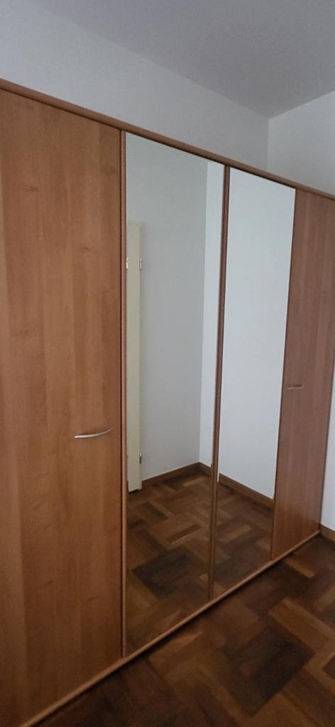 Armoire 4 portes en bois clair avec miroirs – offre libre, Enlèvement