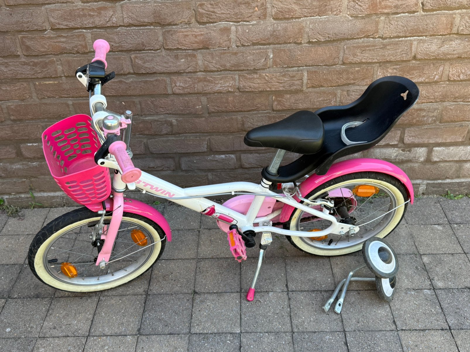 Kinderfiets 16 inch BTWIN + poppenstoel, mandje, zijwieltjes, Ophalen, Zo goed als nieuw, 16 tot 20 inch, Zijwieltjes