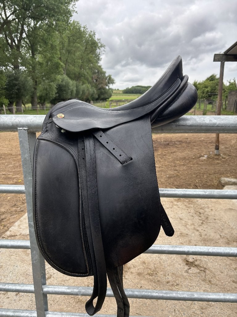 Dressuurzadel KN Symphonie 17 inch, Animaux & Accessoires, Chevaux & Poneys | Selles, Enlèvement, Utilisé, Dressage