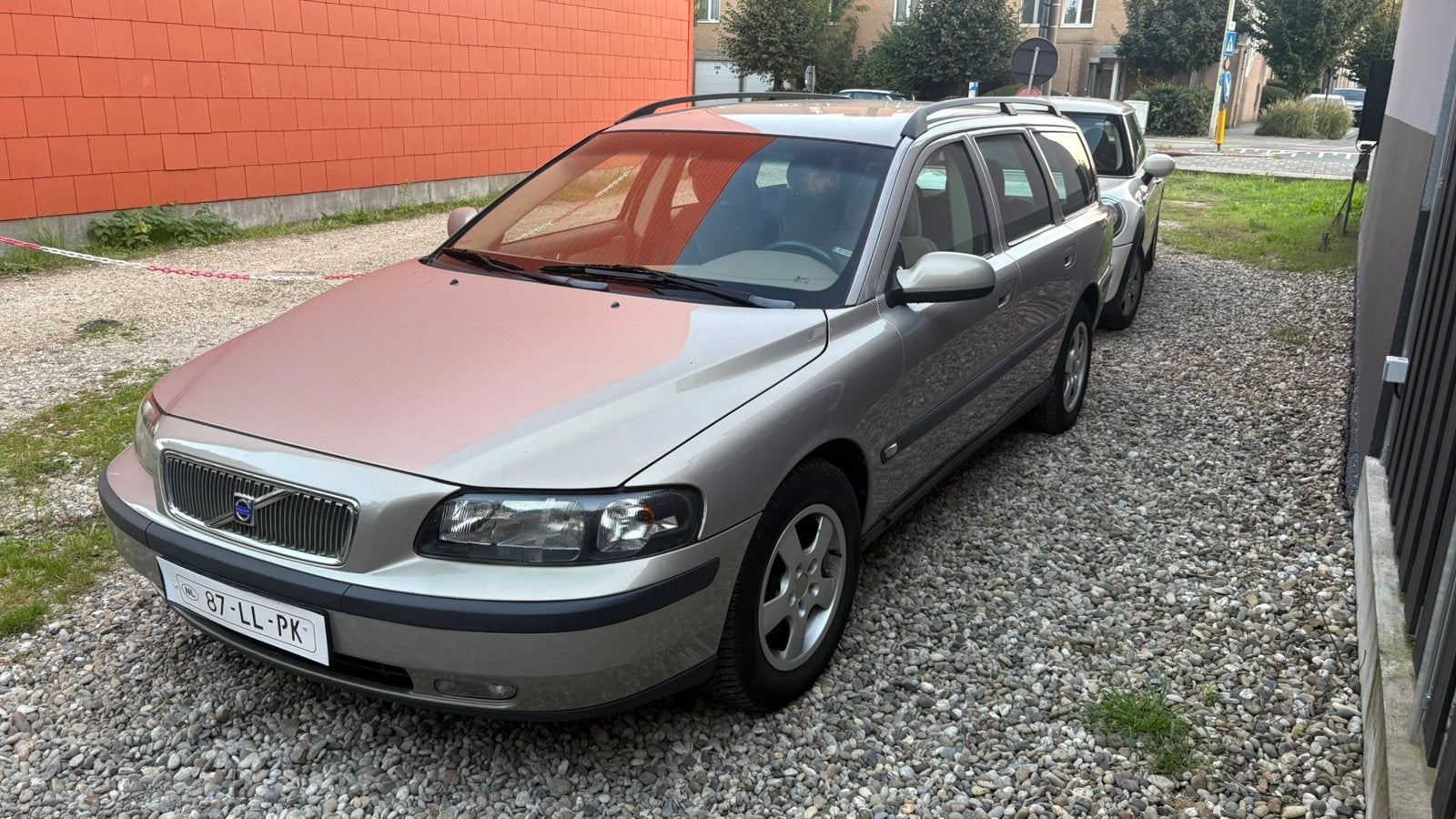 Volvo V70 2.4 met trekhaak GEKEURD VOOR VERKOOP, Stof, 1800 kg, Beige, Overige kleuren