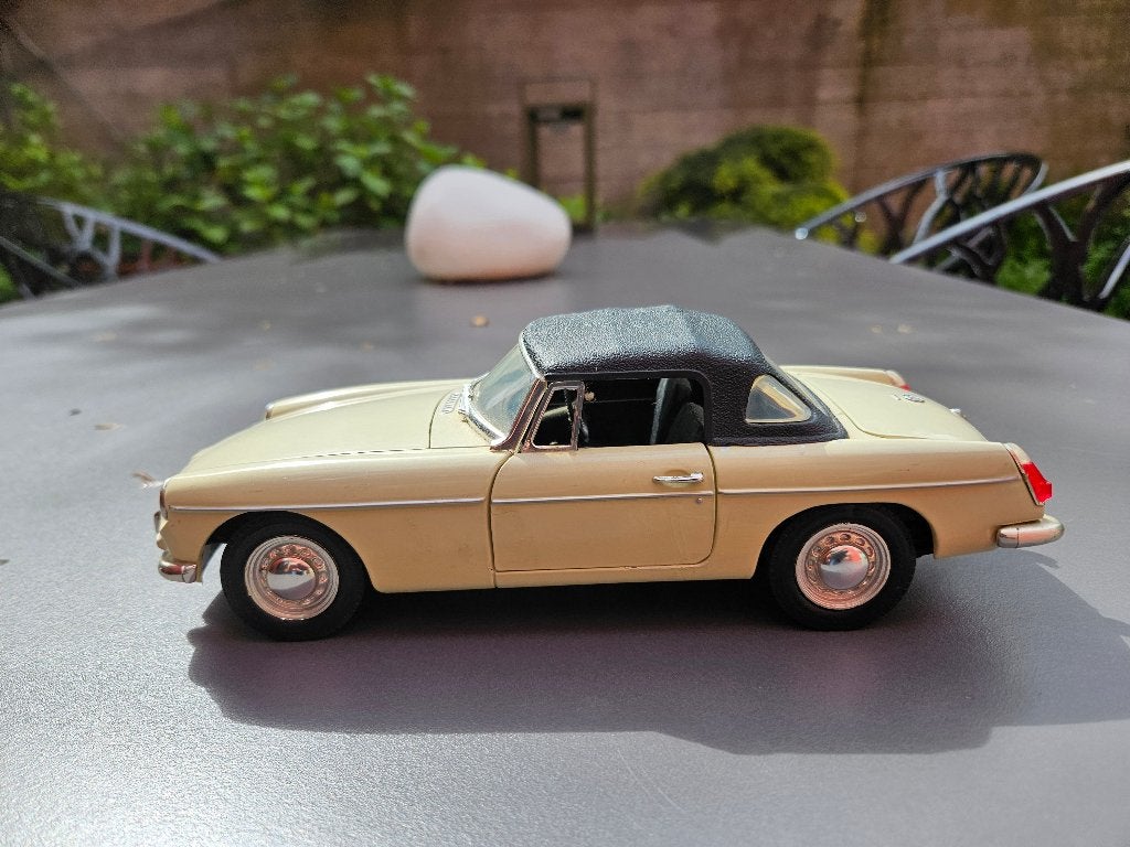MGB 1963 Corgi Classics 1:18 Vieil blanc anglais, Enlèvement ou Envoi, Comme neuf, Voiture, Autres marques