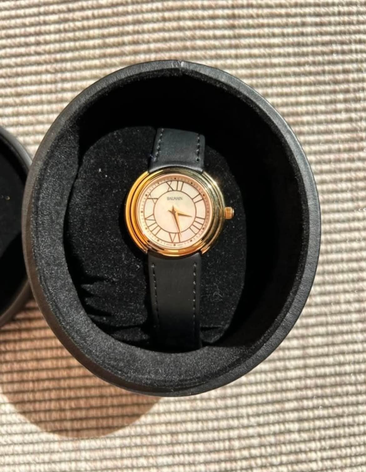 Montre noire et dorée - Pierre Balmain, Bijoux, Sacs & Beauté, Bagues, Noir, Enlèvement