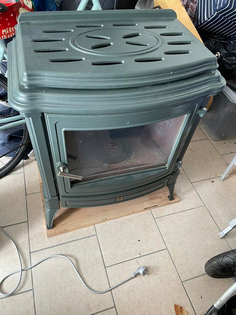 Poêle a mazout en fonte, Enlèvement, Comme neuf