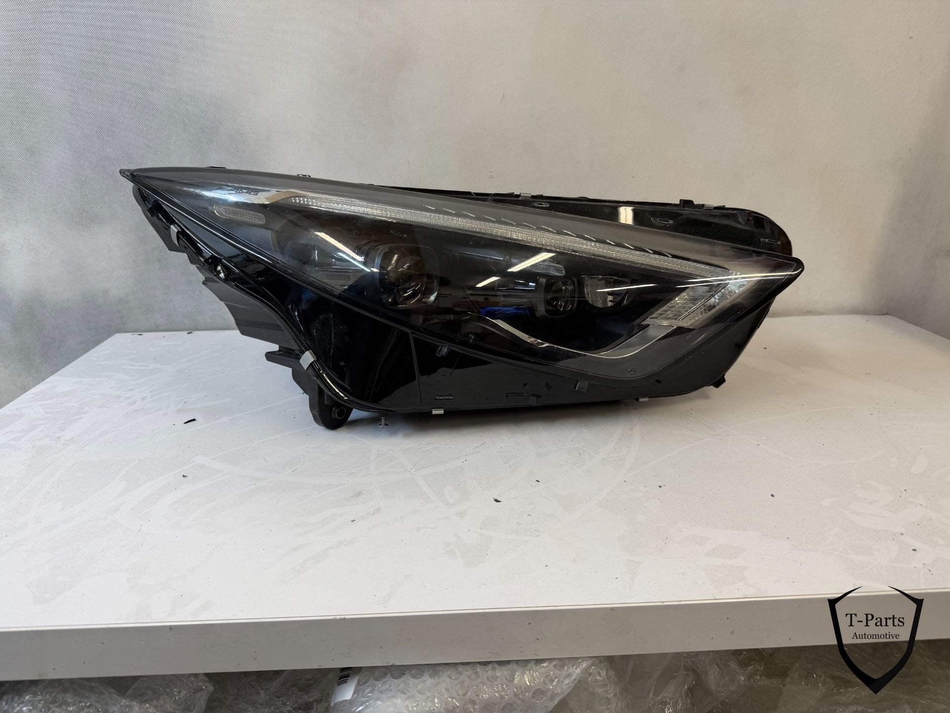 Phare droit Mercedes SL AMG, Autos : Pièces & Accessoires, Mercedes-Benz AG, Mercedes-Benz, Utilisé, Mercedesstrasse 120
70372  Stuttgart, DE