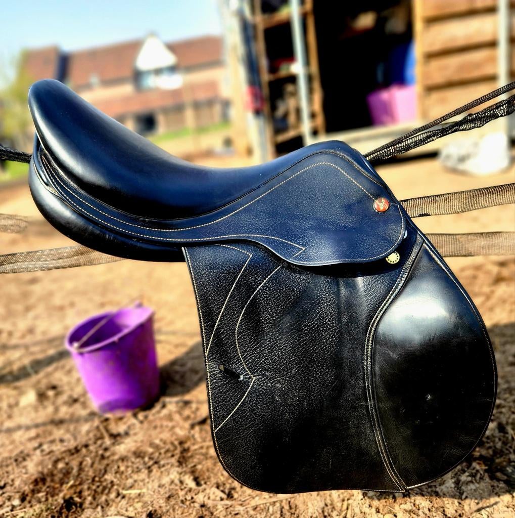 Prestige versailles springzadel, Animaux & Accessoires, Chevaux & Poneys | Selles, Enlèvement ou Envoi