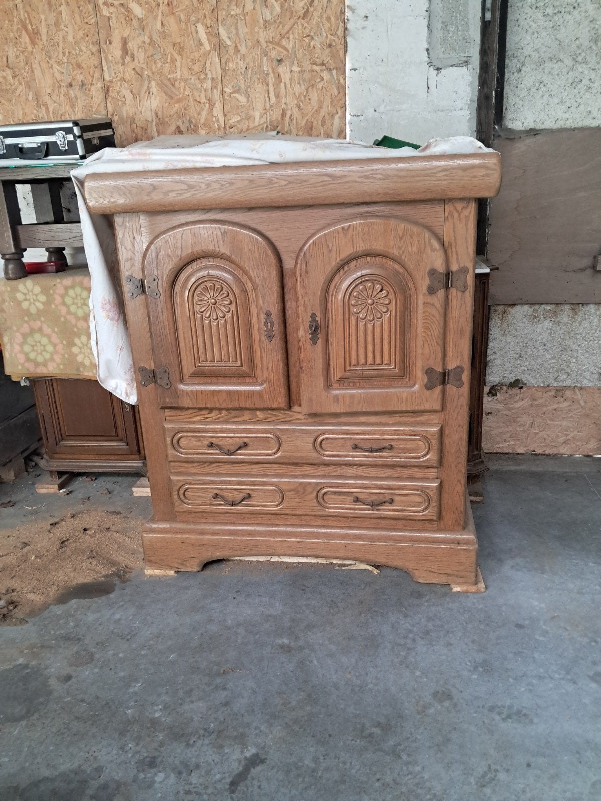 Eiken kast, Ophalen
