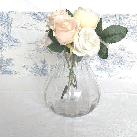 Vase en verre cannelé avec bouquet de roses artificielles, Enlèvement ou Envoi