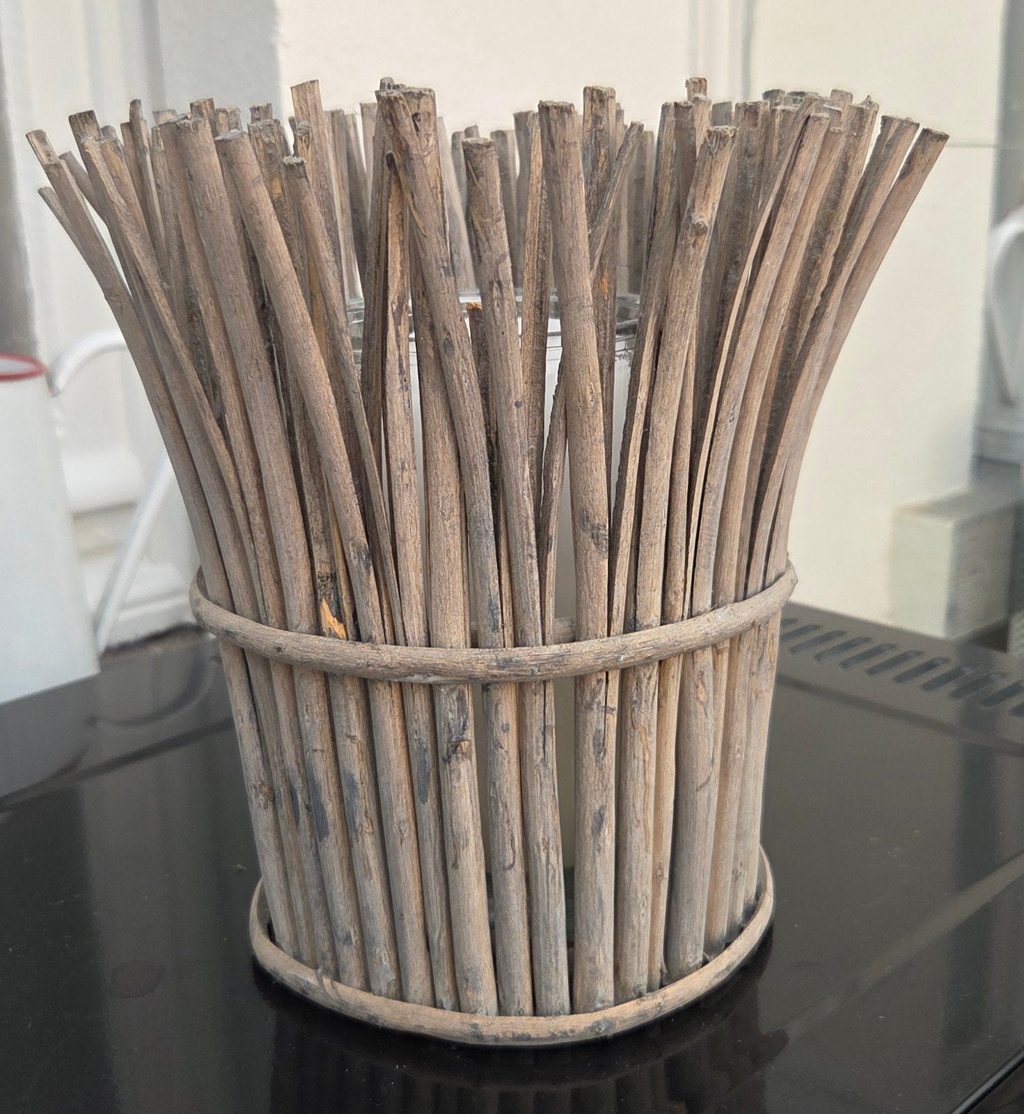 Glazen kandelaar omringd door rotan met kaars, Ophalen, Glas, Kaars
