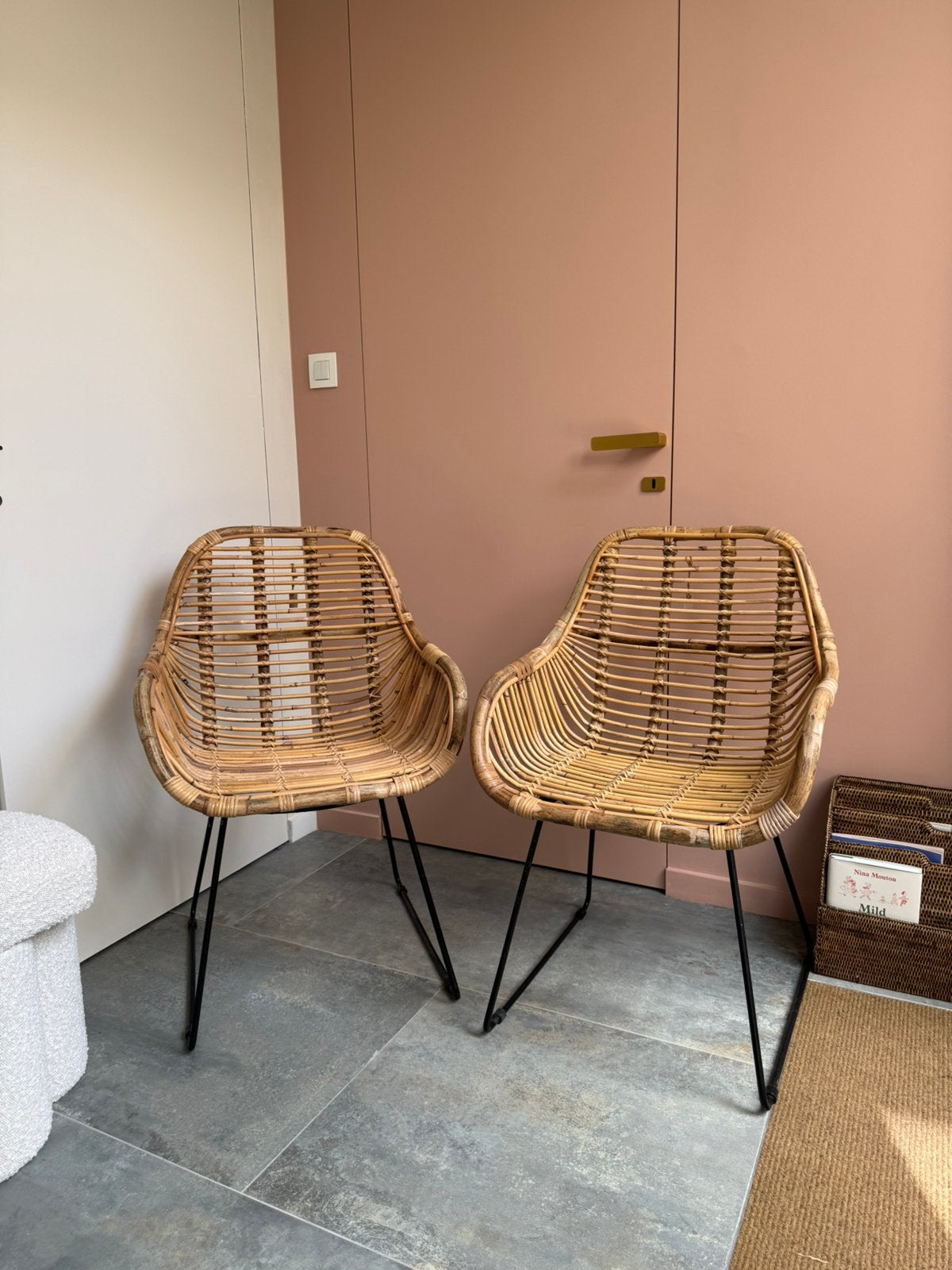 Twee rotan kuipstoelen met ijzeren onderstel, Huis en Inrichting, Stoelen, Ophalen, Twee, Bruin, Zo goed als nieuw