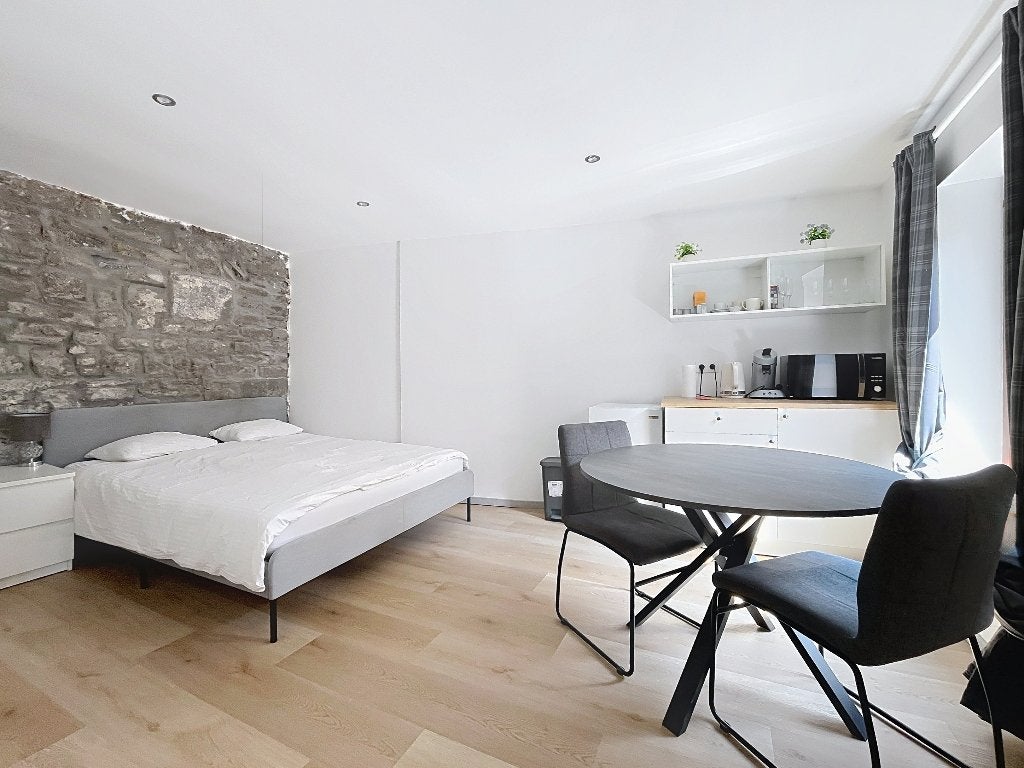Chambre disponible pour un mois, 20 à 35 m², Liège (ville)