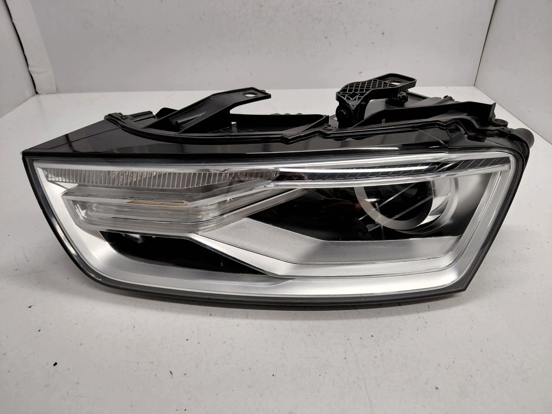 Phare gauche Audi Q3 8U0941005C, Autos : Pièces & Accessoires, AUDI AG, Auto-Union-Strasse 1
85045  Ingolstadt, DE, Audi, Utilisé