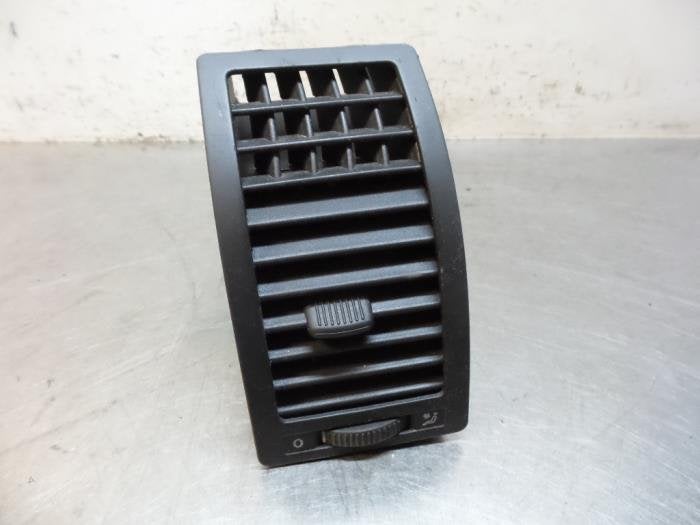 Grille aération tableau de bord d'un Volkswagen Polo (Polo, Volkswagen, -, 3 mois de garantie, Utilisé