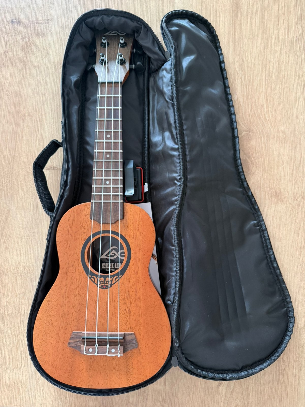 Ukelele nieuw, Enlèvement, Neuf
