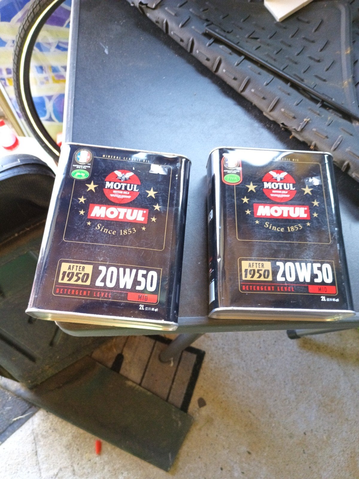 2 bidons d'huile pour oltimer 10 €, Enlèvement