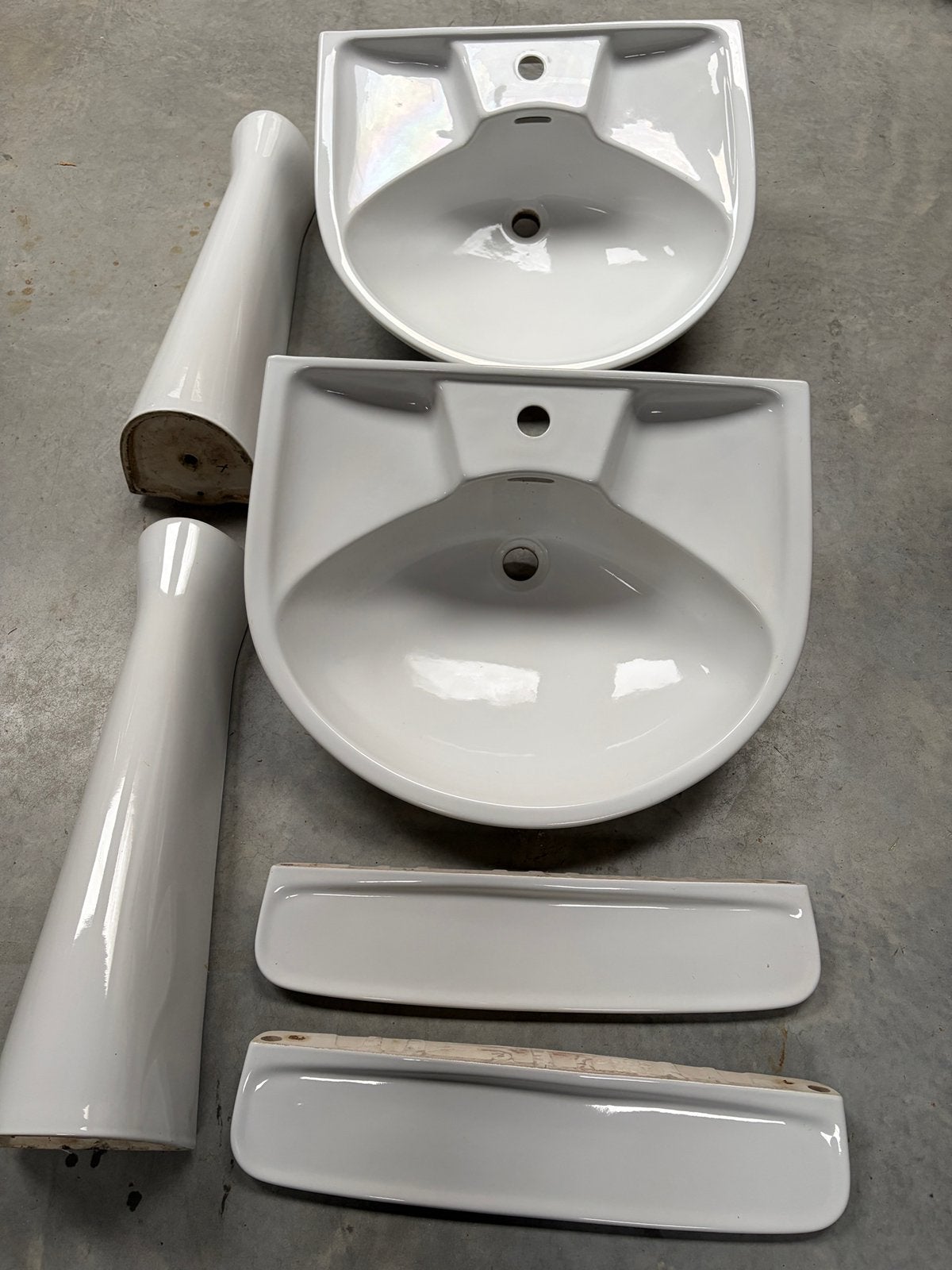 Wastafel porcelein op voet en legplankje - 100€ per set, Ophalen, Gebruikt, Wastafel