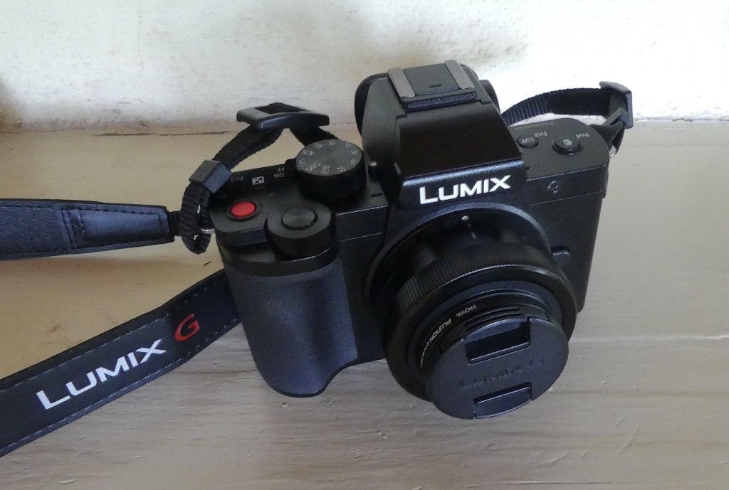 Panasonic G100 +12-32mm (kit vlog 2 batteries), Enlèvement, Comme neuf, Poignée, Panasonic