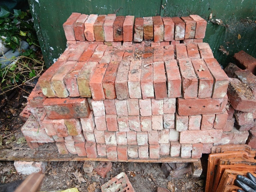 Bakstenen - gratis - +/- 230 stuks - te Zonhoven (Termolen), Ophalen, Gebruikt, Bakstenen