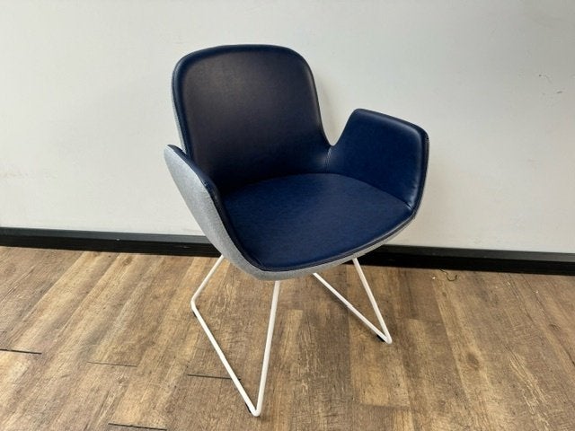 B&T Daisy vergaderstoel blauw, Ophalen