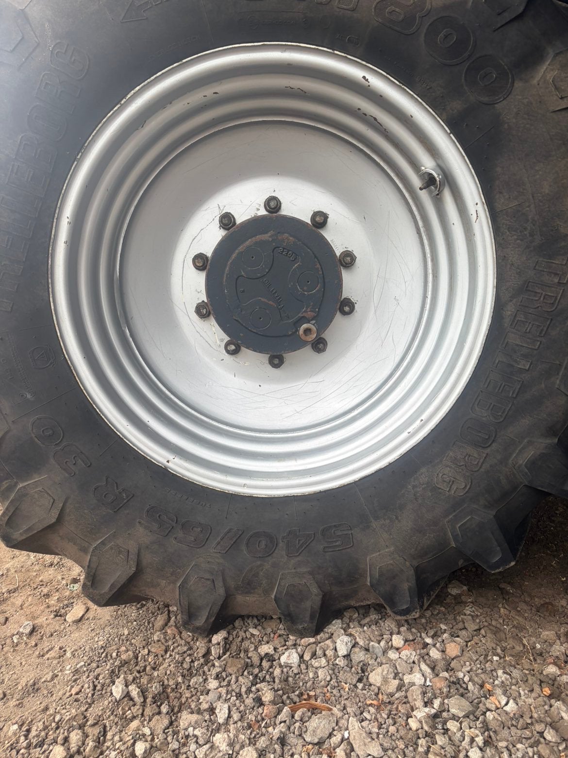 Gezocht banden 600/65r28 met 10 gaats velg, Ophalen