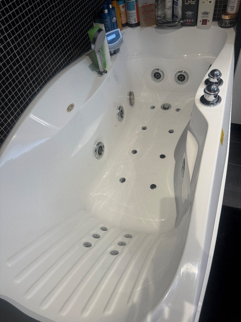 Bad met jets. Licht en radio, Doe-het-zelf en Bouw, Sanitair, Ophalen, Bad