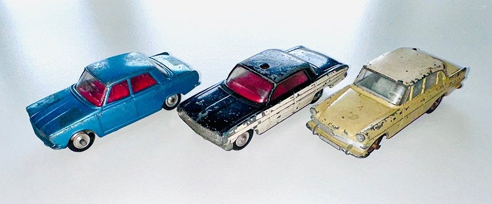 23 Miniatuur auto's 1/43 Dinky, Corgi e.a., Hobby & Loisirs créatifs, Modélisme | Voitures & Véhicules, Enlèvement, Utilisé, Voiture