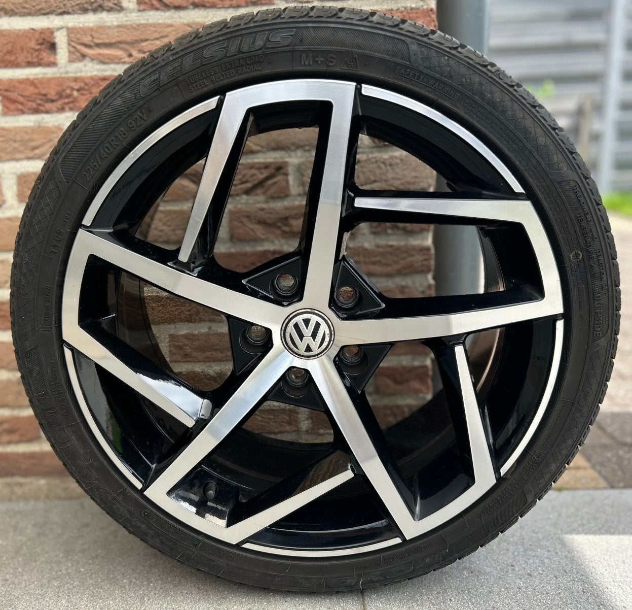 Volkswagen Golf velgen 18 inch + 4 Toyo vierseizoensbanden, Auto-onderdelen, Banden en Velgen, Ophalen, 18 inch, Banden en Velgen