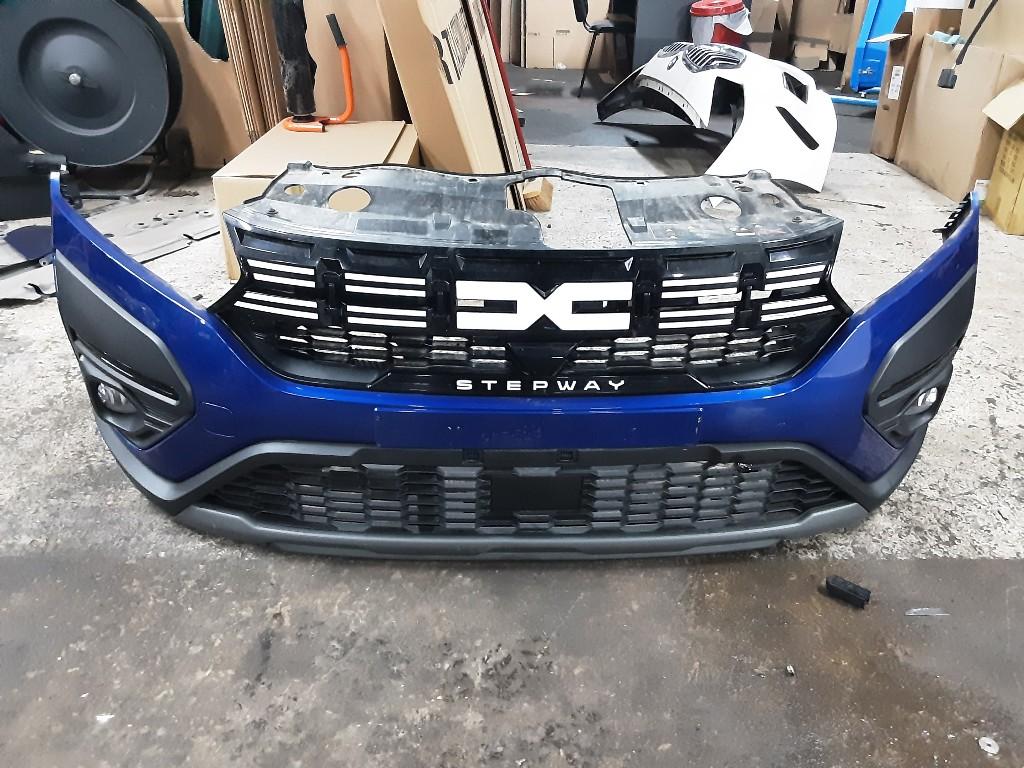 BUMPER VOOR Dacia Sandero III (01-2019/-), Dacia, Gebruikt, Voor, Mevr. I. Hauben
