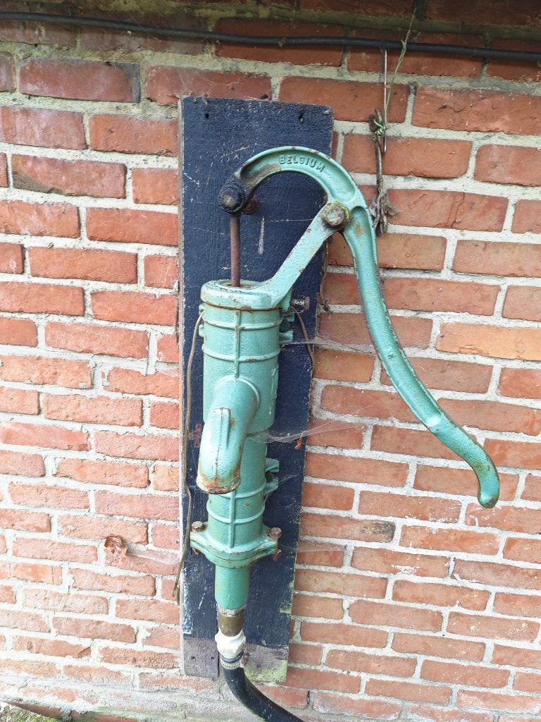 Oude waterpomp, Ophalen
