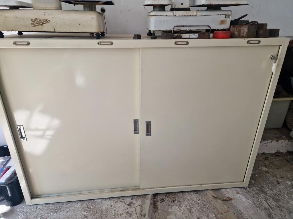 Metalen kast met schuifdeuren, Huis en Inrichting, Kasten | Roldeurkasten en Archiefkasten, Ophalen