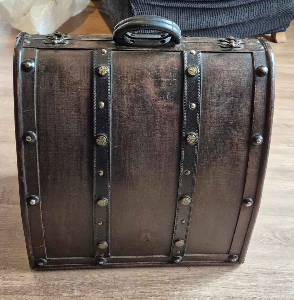 Coffret en bois vintage — décoratif et plein de caractère, Enlèvement