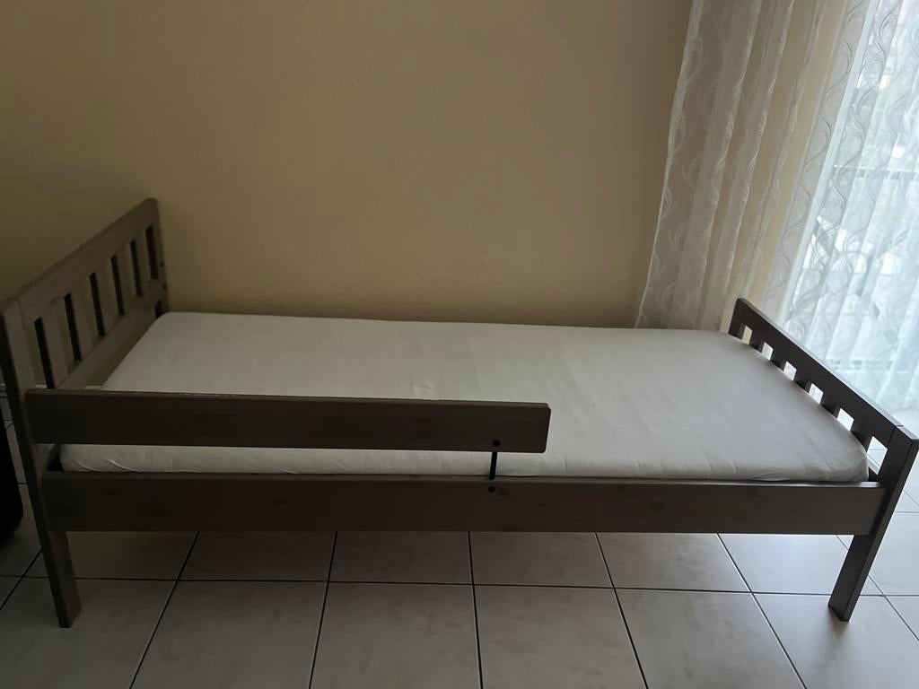 Peuterbed met lattenbodem en matras, Kinderen en Baby's, Kinderkamer | Bedden, Gebruikt, 70 tot 85 cm, 140 tot 160 cm, Ophalen