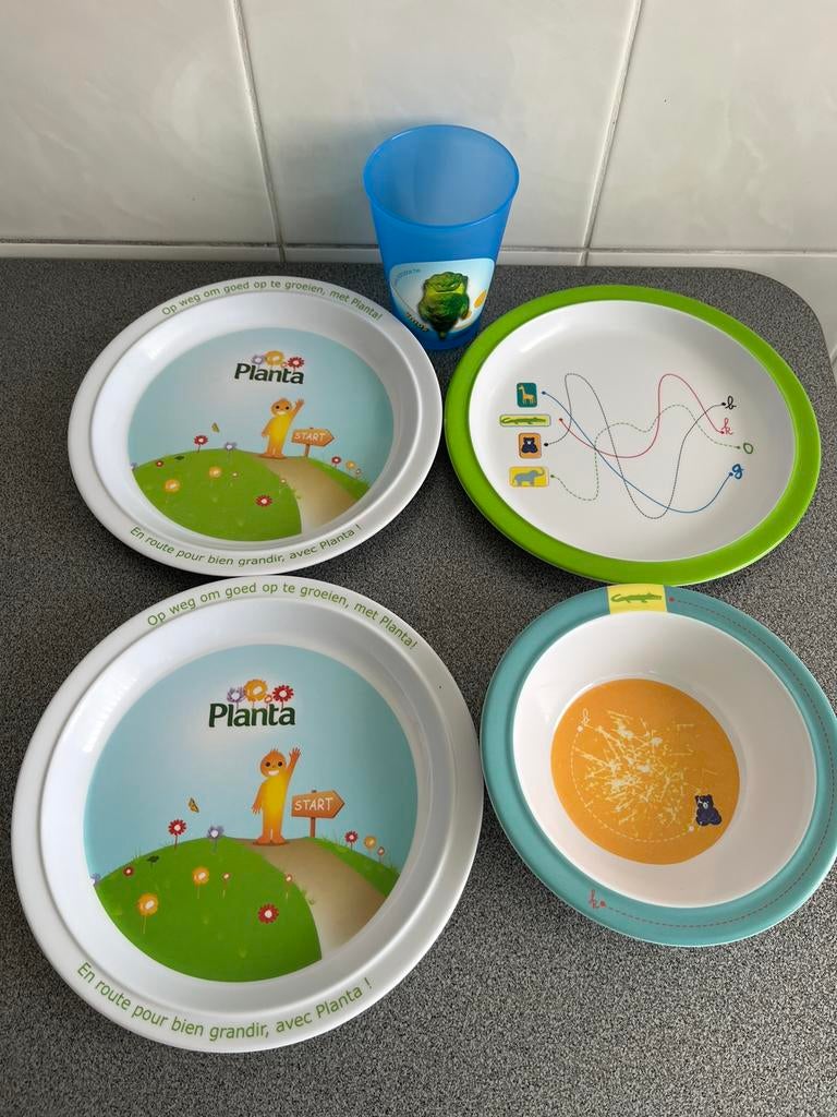 Eetset divers: 3 borden, 1 diep bord en 1 beker, Ophalen of Verzenden