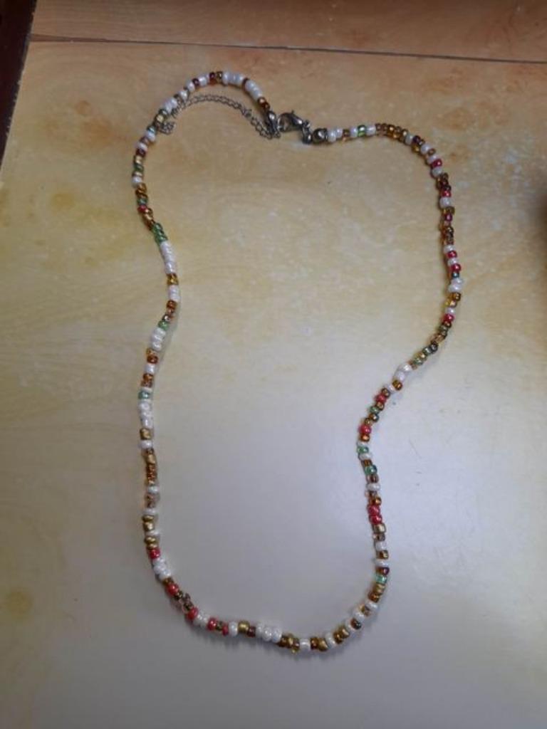 Halsketting met kleine kralen in verschillende kleuren, Bijoux, Sacs & Beauté, Colliers, Neuf, Synthétique, Blanc, Réglable, Enlèvement ou Envoi