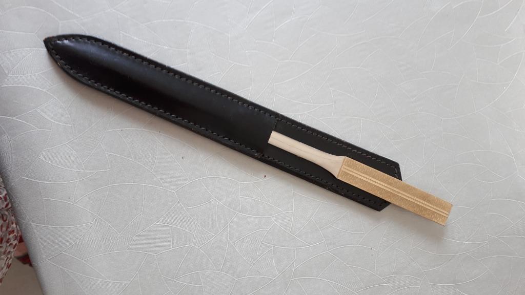 Coupe papier dans un etui, Divers, Enlèvement ou Envoi, Comme neuf