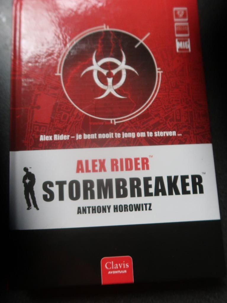 boek stormbreaker Anthony Horowitz young adult, Ophalen of Verzenden, Zo goed als nieuw