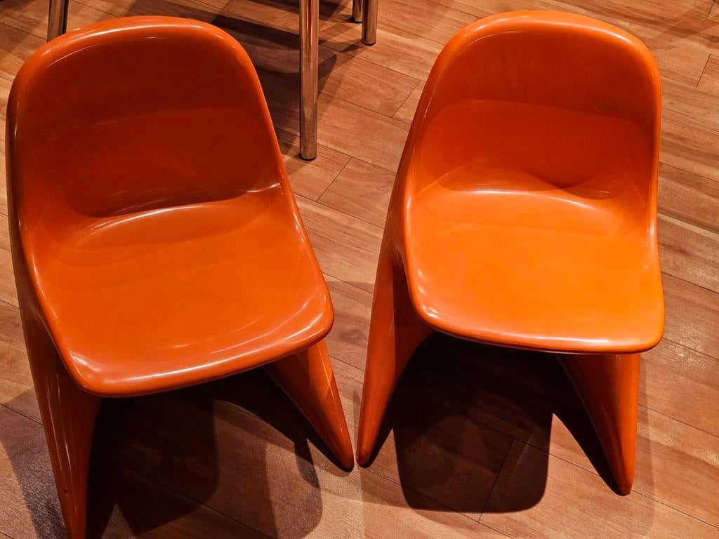 2 casalino kinderstoelen 
By alexander begg for casala, Enlèvement