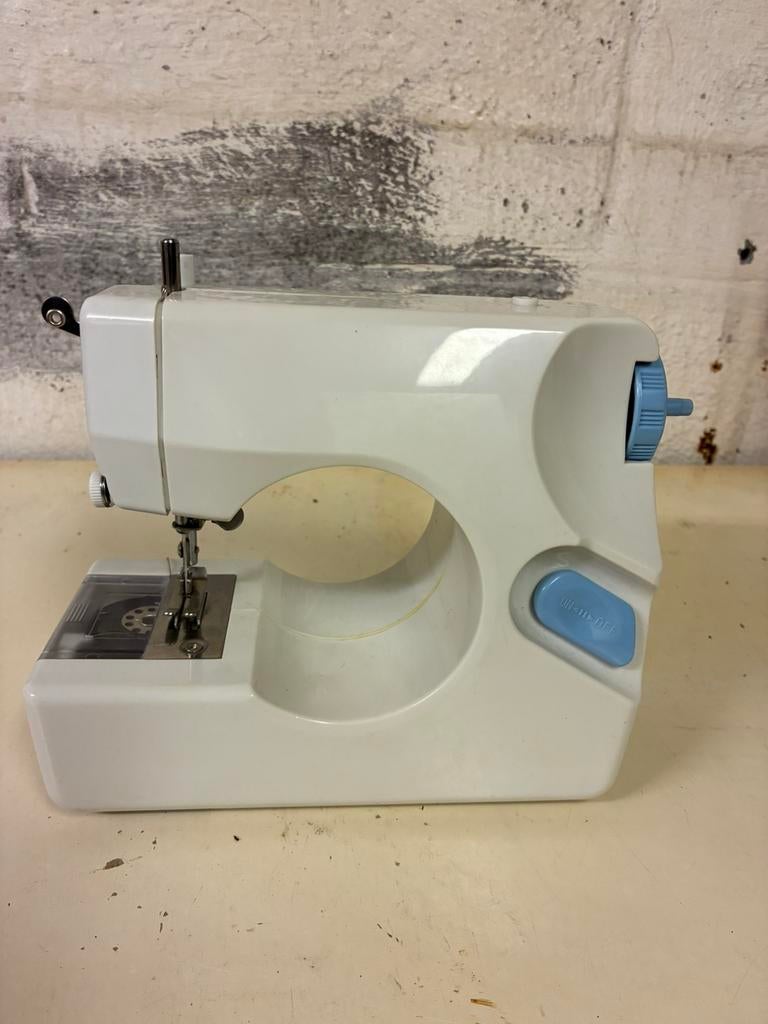 Mini machine à coudre a piles, Enlèvement, Utilisé, Machine à coudre