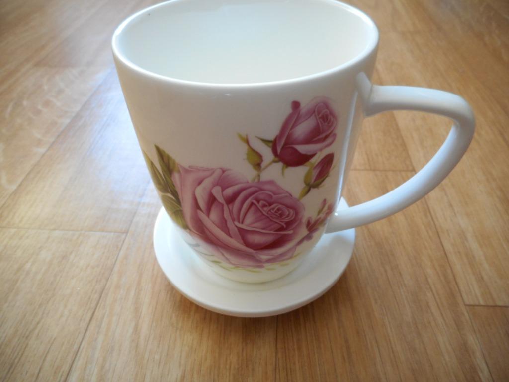 NOUVEAU ÉTUI À BOISSON / SOUCOUPE DÉCORÉE DE ROSES, Enlèvement ou Envoi, Neuf, Porcelaine