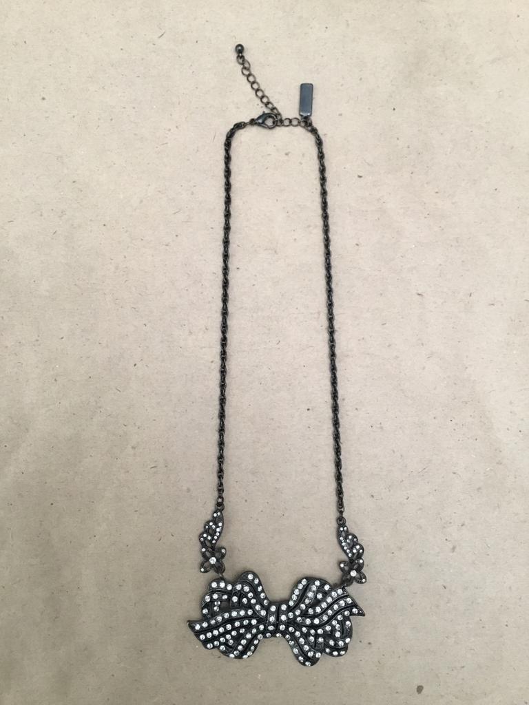 Collier Lovett & Co en forme de nœud en strass, Enlèvement ou Envoi, Comme neuf, Avec strass