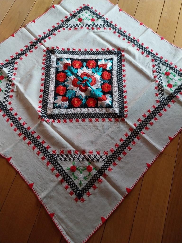 Nappe hongroise faite main avec broderie en soie, Enlèvement ou Envoi, Comme neuf