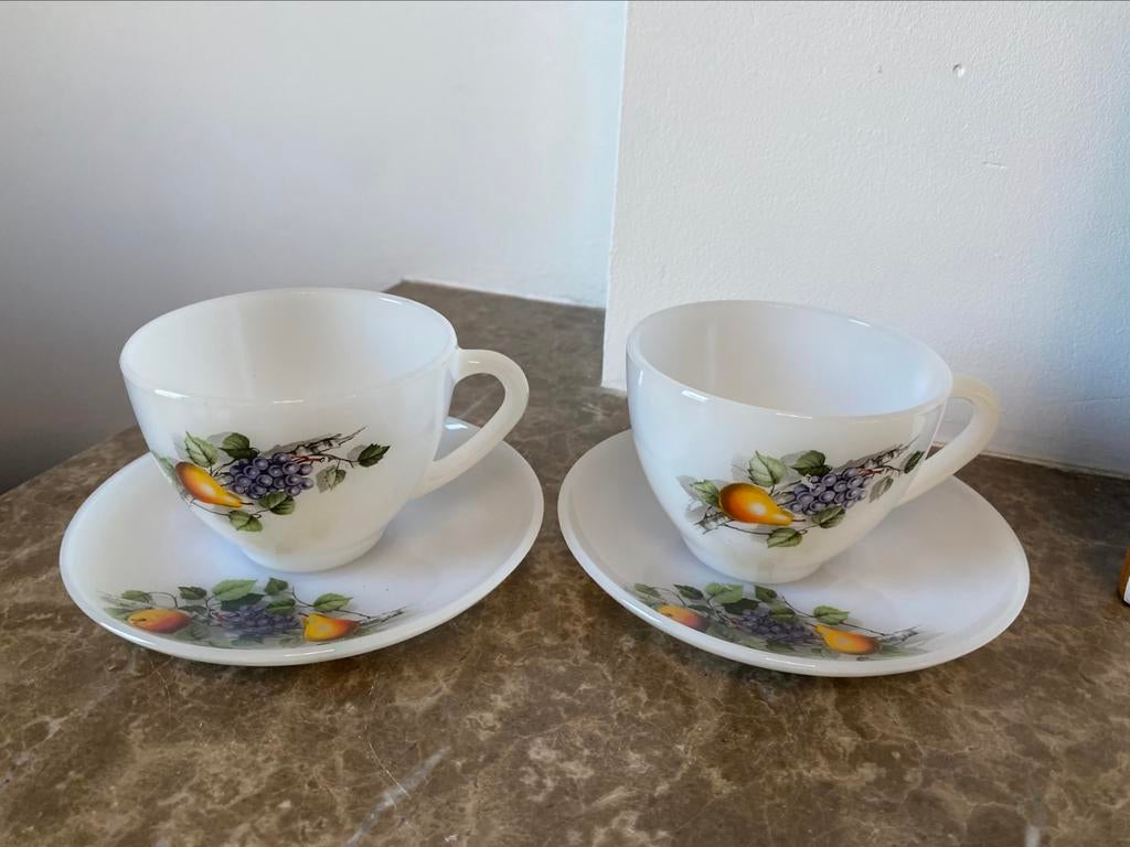 Tasses a café 2 Arcopal modele aux fruits, Antiquités & Art, Enlèvement ou Envoi