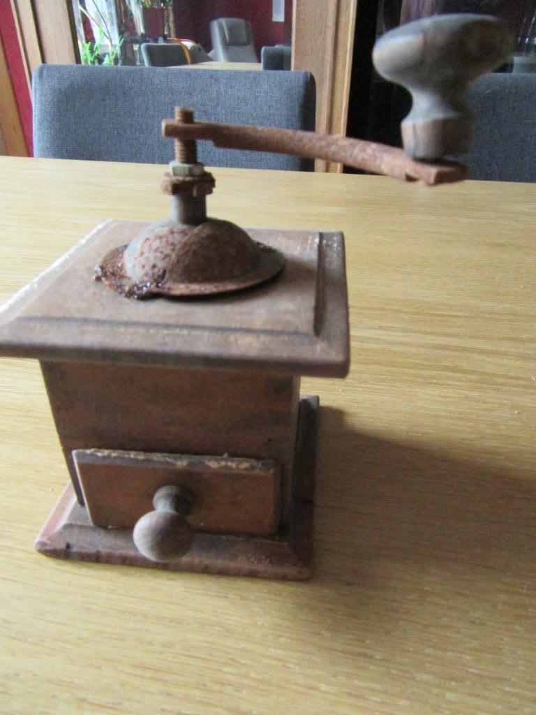 N mini moulin à café ancien avec tiroir, Enlèvement