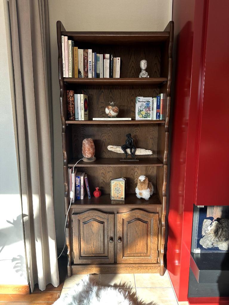 Houten boekenkast met golvende uitsnijdingen (teak), Huis en Inrichting, Ophalen, Met deur(en), 200 cm of meer, Teakhout