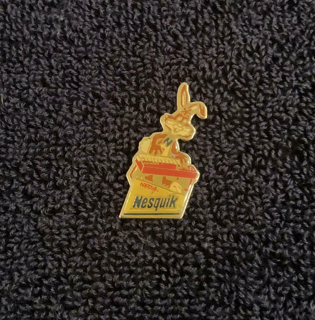 PIN - NESTLE - NESQUIK, Envoi, Comme neuf, Marque, Insigne ou Pin's