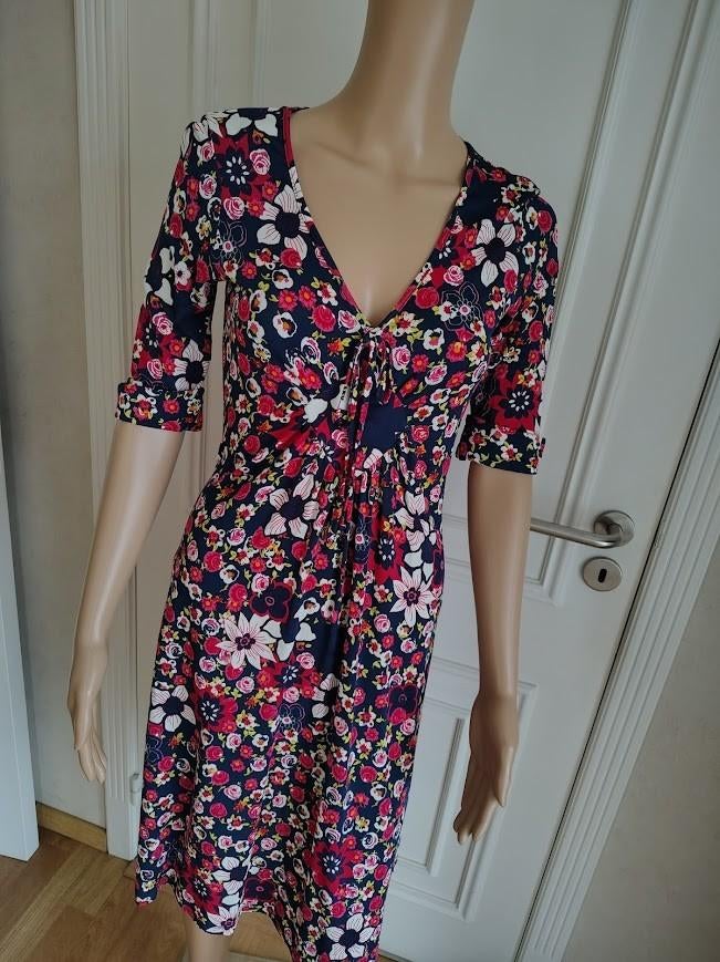 leuke bloemetjes jurk  van twin set, Kleding | Dames, Jurken, Nieuw, Maat 38/40 (M), Onder de knie, Ophalen of Verzenden